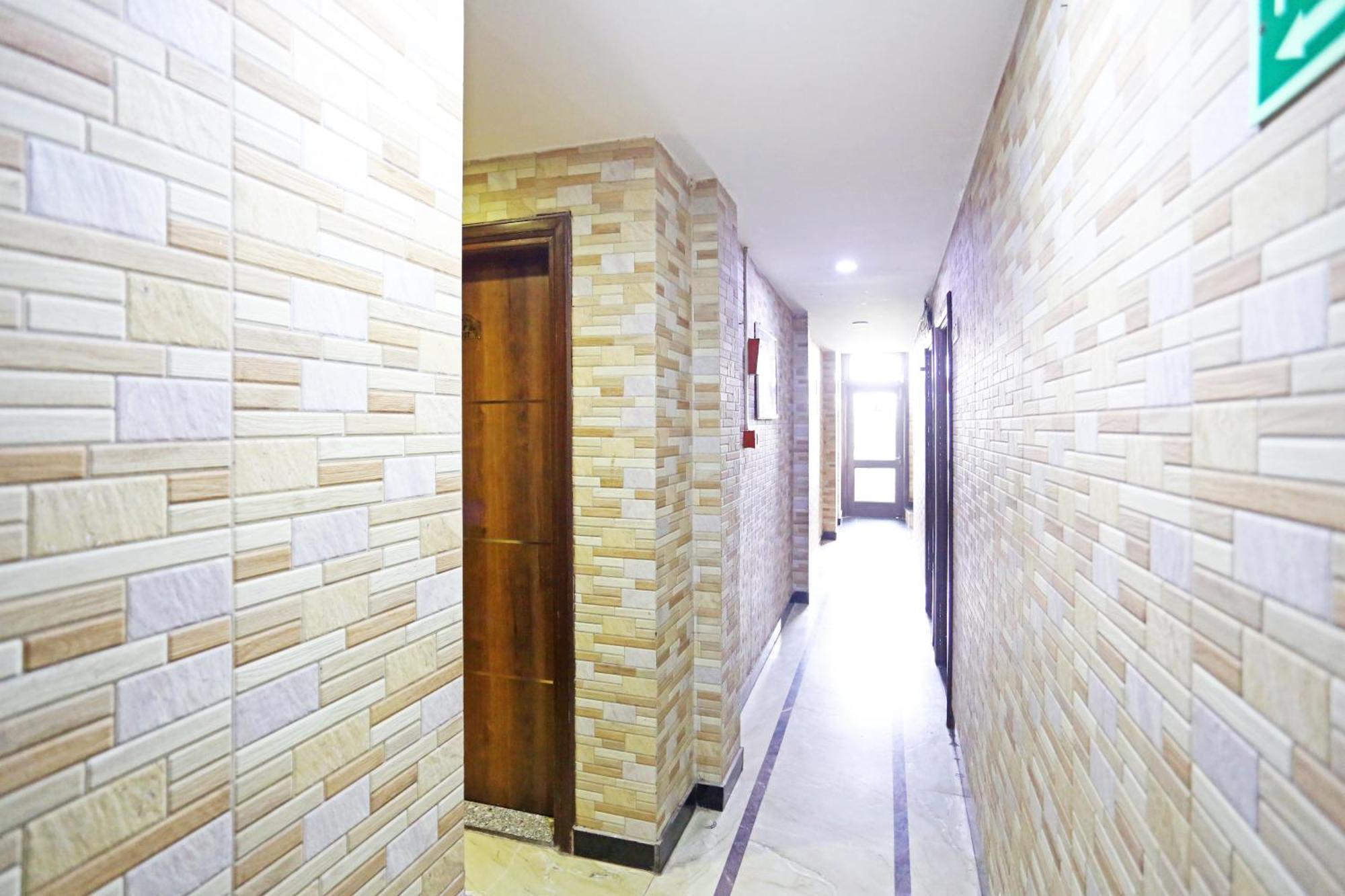 Hotel Preet Palace -5 Mints Walk From Nizamuddin Railway Station Ню Делхи Екстериор снимка