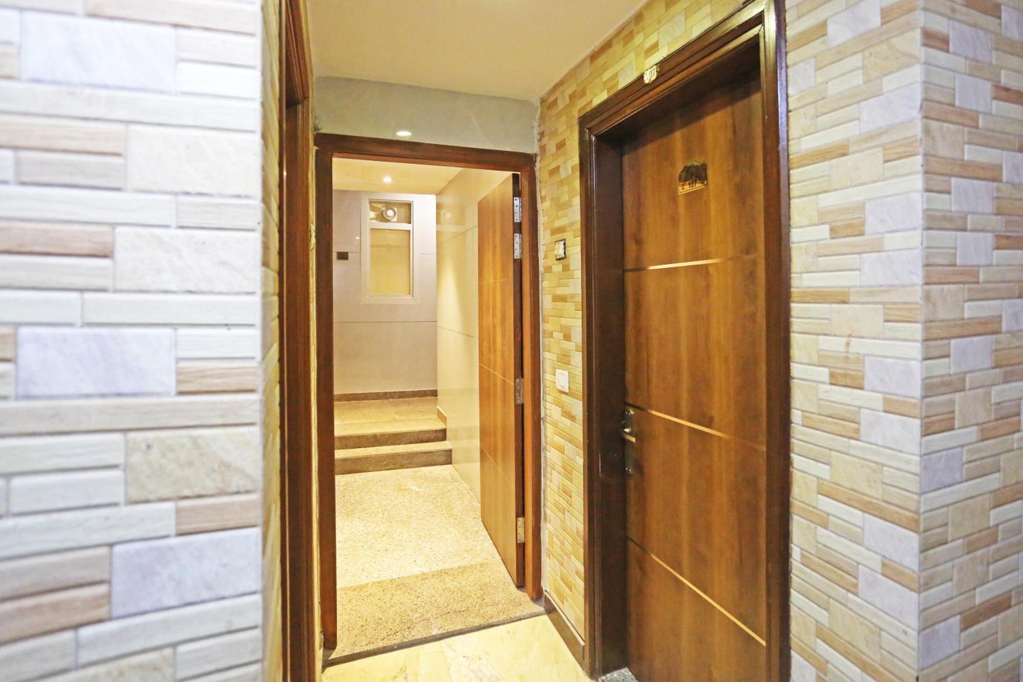 Hotel Preet Palace -5 Mints Walk From Nizamuddin Railway Station Ню Делхи Екстериор снимка