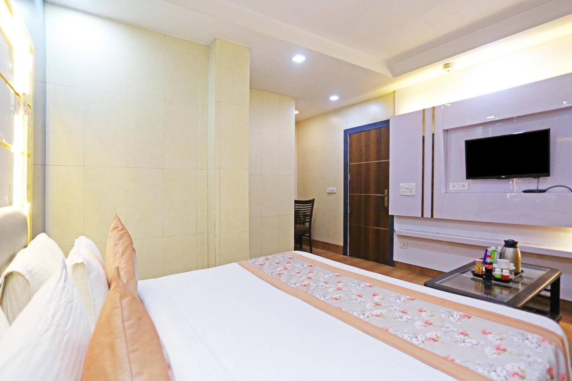 Hotel Preet Palace -5 Mints Walk From Nizamuddin Railway Station Ню Делхи Екстериор снимка