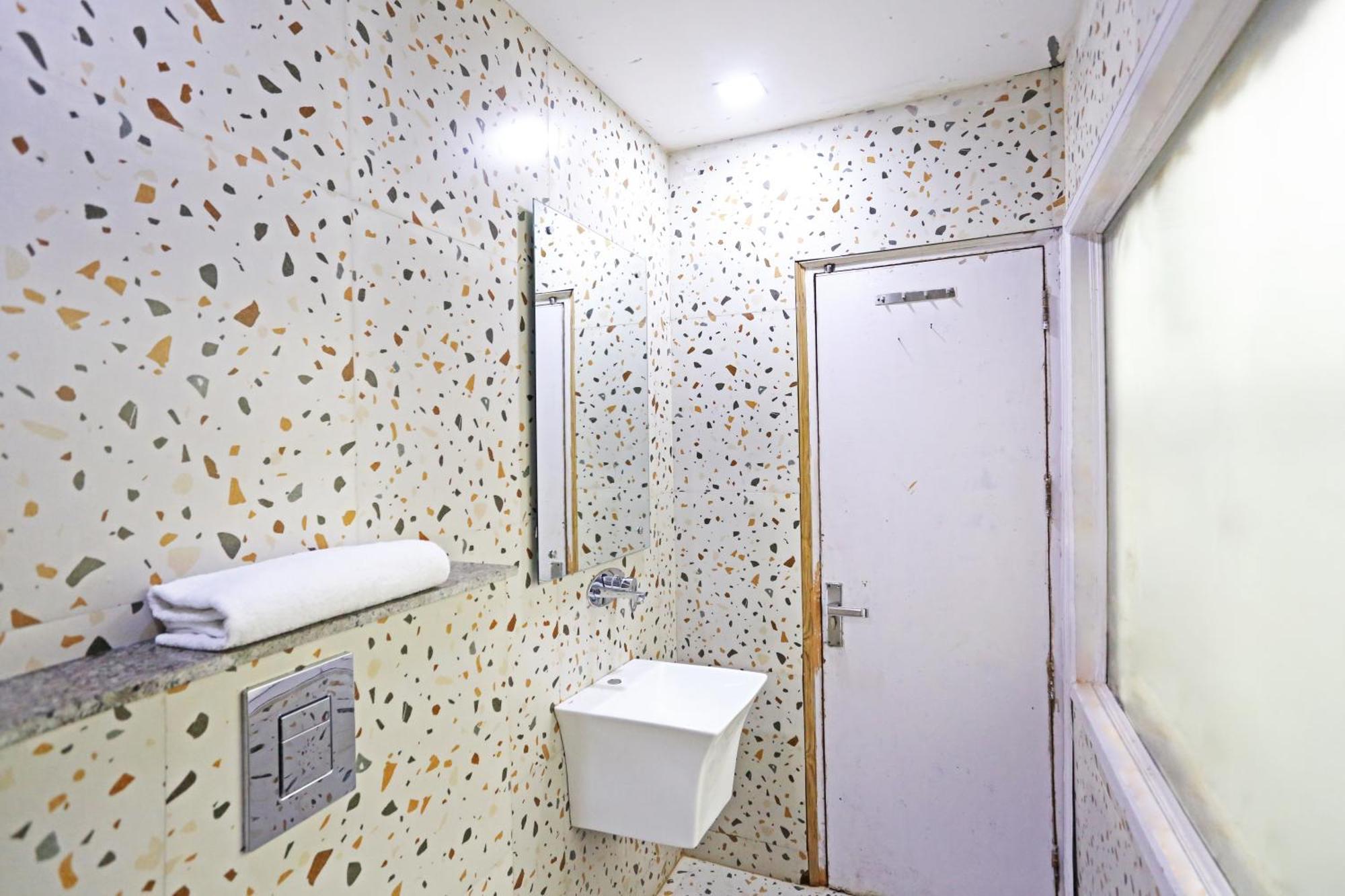 Hotel Preet Palace -5 Mints Walk From Nizamuddin Railway Station Ню Делхи Екстериор снимка