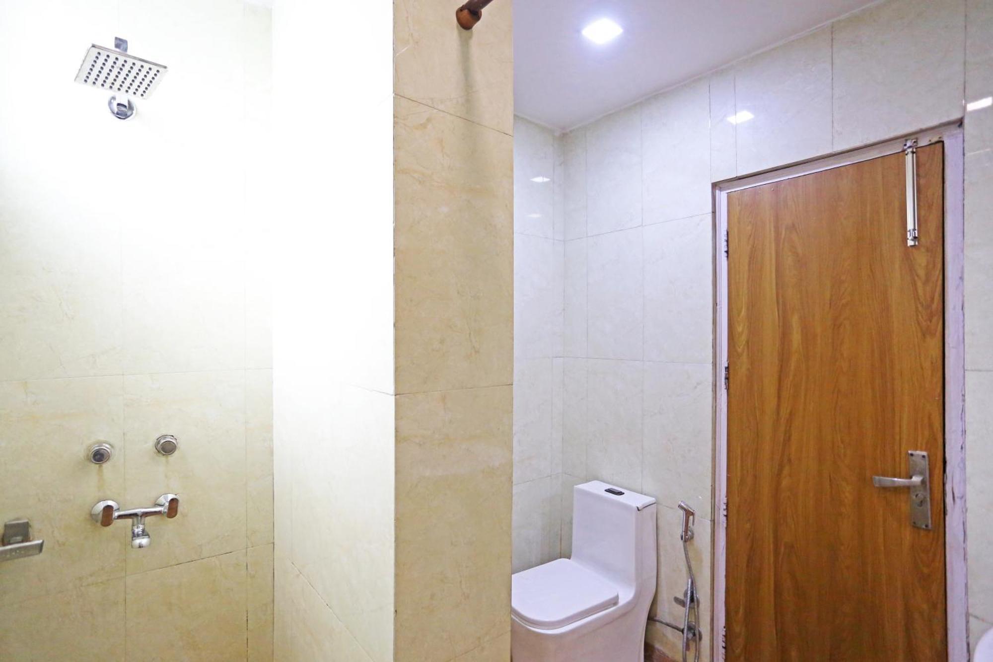 Hotel Preet Palace -5 Mints Walk From Nizamuddin Railway Station Ню Делхи Екстериор снимка