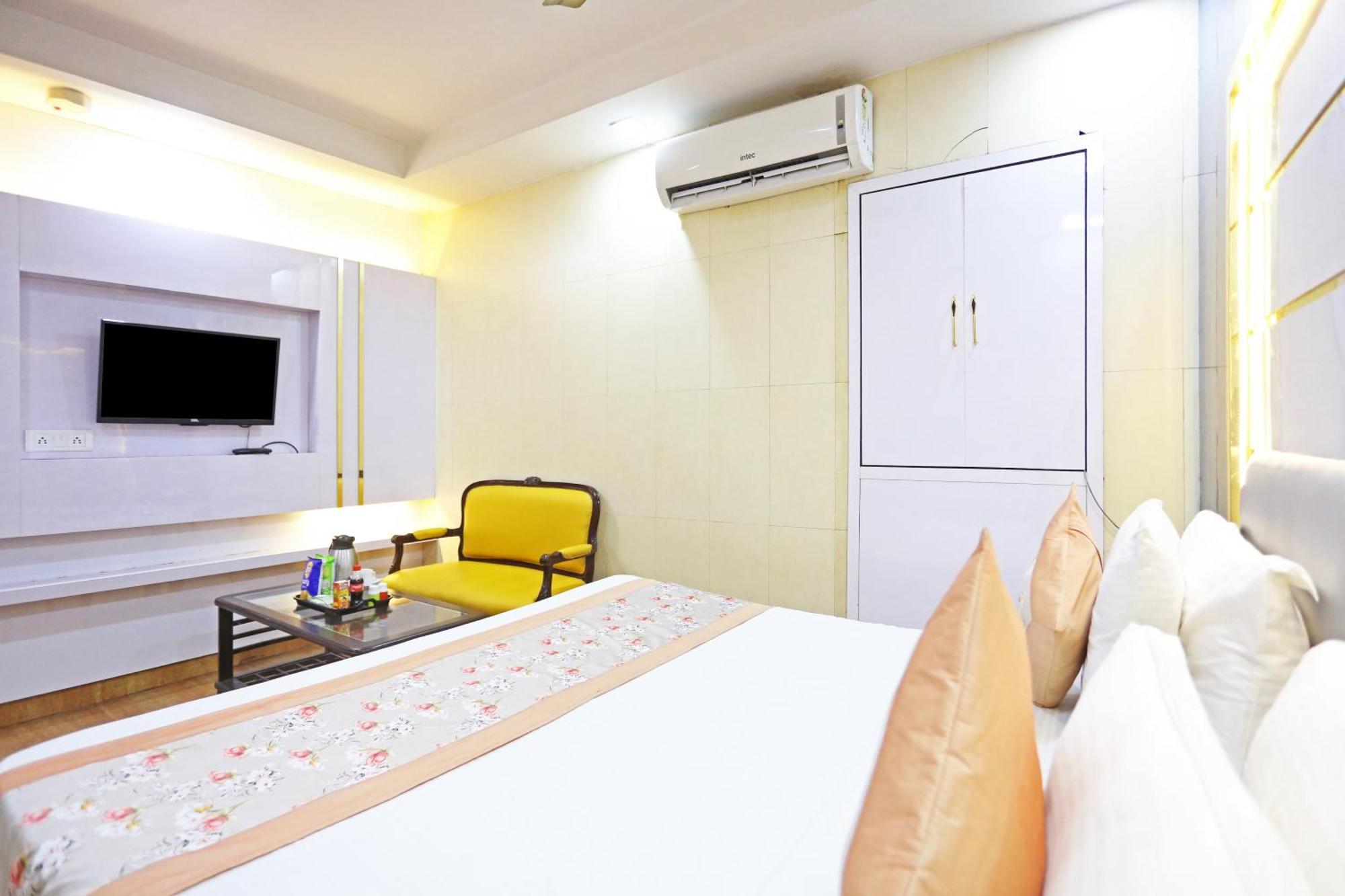 Hotel Preet Palace -5 Mints Walk From Nizamuddin Railway Station Ню Делхи Екстериор снимка